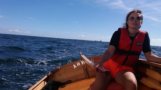 Här vid rodret trivs Malin Mäkinen. Nu seglar hon från Karlskrona till Vasa.