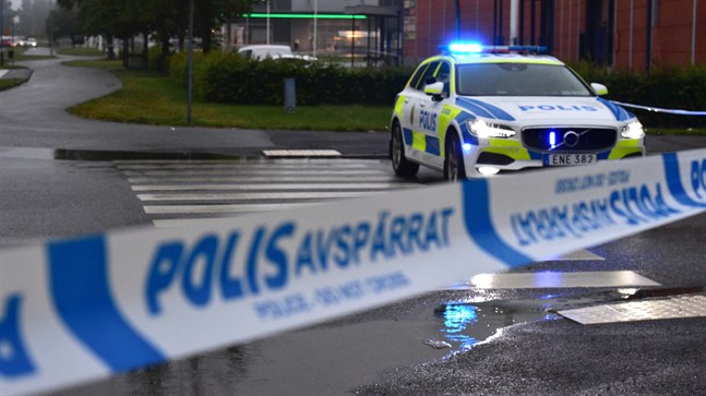 Polis på plats nära den lokal i Örebro som satts i brand efter en explosion.