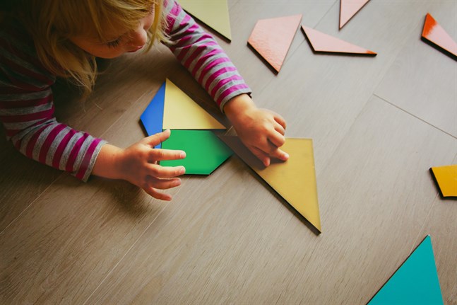 Just nu gäller Utbildningsstyrelsens direktiv på daghemmen: onödig vistelse i skolor och daghem ska undvikas, vilket betyder att alla sociala kontakter ska ske utomhus i första hand.