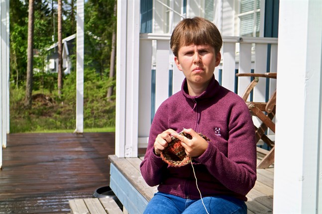 Senja Kuusisaari-Wiklund ifärd med att sticka en nuttu-tröja