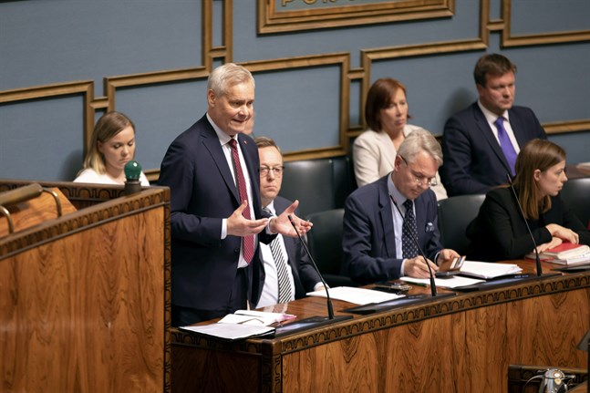 Statsminister Antti Rinne (SDP) kommenterade läget i Syrien. Enligt honom finns det inga planer på att aktivt hjälp familjer att återvända till Finland.