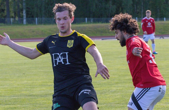 Simon Julin i NIK i duell med Kaskös hetlevrade Bekir Kadic under fjolårets drabbning.