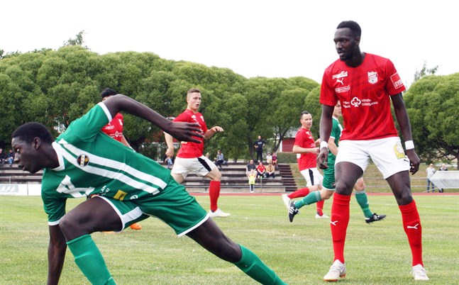 Sportings nya mittback Omar Mbowe, i rött, imponerade i sin hemmadebut på Kristinaplan.
