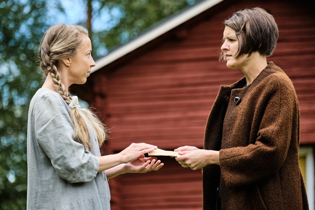 Så här såg det ut när Alexandra Mangs (till höger i bild) spelade Maria Åkerblom på Kimo Bruk sommaren 2019, i pjäsen "Under en liten himmel". Till vänster bild skådespelaren Lena Österberg som Anna Öhman, som ger Maria Åkerblom ett ekonomiskt bidrag.