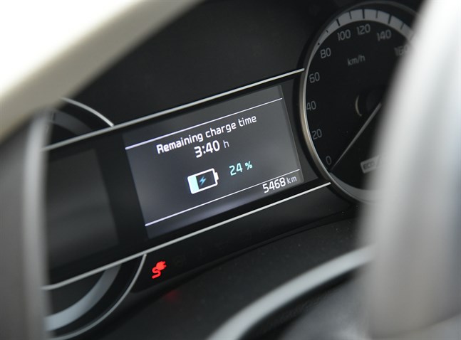 Laddhybridens display visar med förvånande exakthet hur länge laddningen tar. Här inleds långsam laddning från ett vanligt vägguttag.