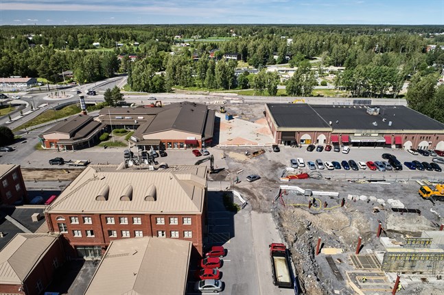 Korsholmsvägen, som syns uppe i bild, är stängd i en körriktning.