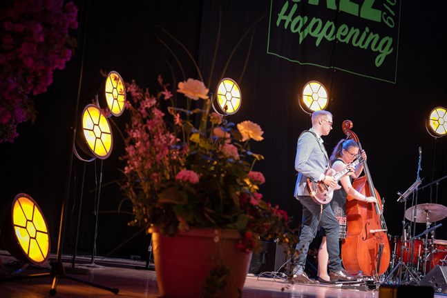 Martin Söderbacka och Eevalotta Matikainen uppträder inte själva under lördagens konsertkväll i Snellmanssalen. Men de medverkar som konferencierer, på svenska och finska.