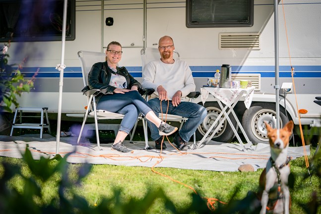 Ellen och Jan Johansen framför sin husvagn i Larsmo. Dotterns hund fick även följa med till Österbotten.