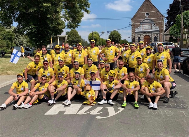 Team Rynkeby Vasa cyklar i morgon in i Paris med cirka 2 100 andra cyklister från sju länder. På bilden hade laget precis cyklat upp för berget Mur de Huy i Belgien.