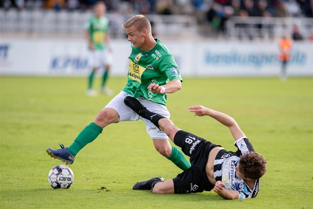 Adam Vidjeskog fortsätter i KPV. Här i duell med VPS Aatu Laatikainen i juli 2019.