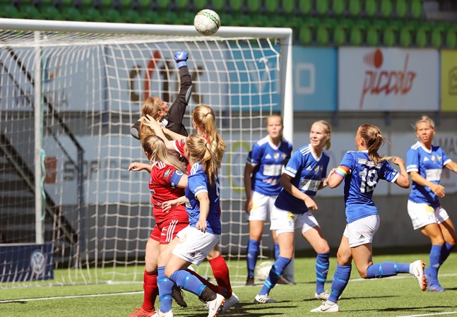 Fanny Söderström, som här boxar bort bollen i ett derby mellan Vasa IFK och FC Sport-j, kommer att spela med Jyväskylälaget JyPK den här säsongen.