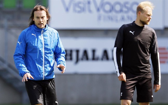 Christian Sund har en hel del huvudbry inför hemmamatchen mot FC Lahti. Till exempel hur han ska lappa luckan som skadade Timi Lahti, till höger, lämnar i backlinjen.