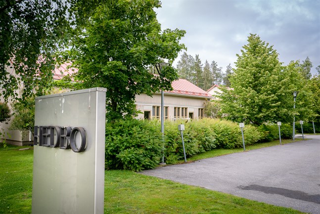 Föreningen bakom Hedbo har länge kämpat med ekonomiska svårigheter och det var inte helt oväntat att kommunen skulle ta över. Det som vi anhöriga inte kunde förvänta oss var den mycket snäva tidtabellen och de förändringar (försämringar) det skulle innebära för de boende på Hedbo, skriver undertecknarna.