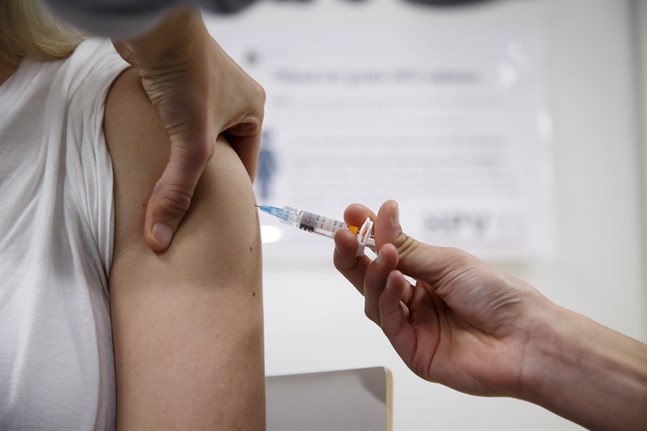En person får en spruta med HPV-vaccin.