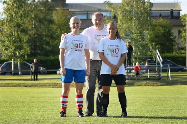 Charlotta Nylén i GBK Girls och Anna Byggmästar i FC United prisbelönades med "Roys ruta-40" T-skjorta.