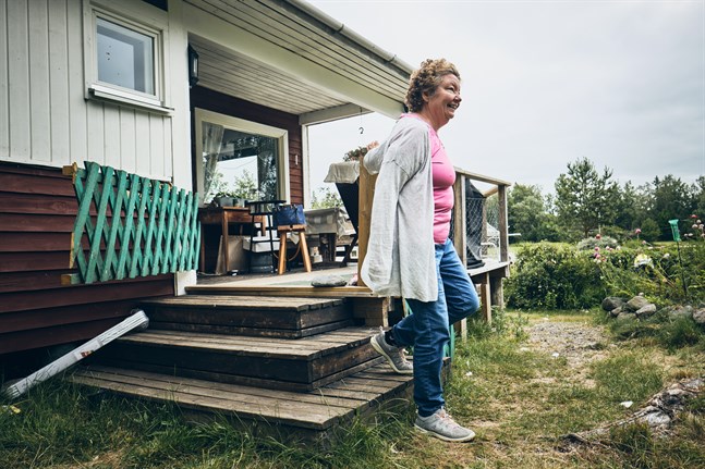 Vid sommarstugan i Nämpnäs tränar Maria Lindell sig att gå i trappor.
