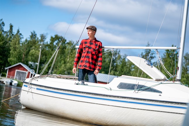 Eddie Berglund seglade ensam i sin 6 meter långa segelbåt upp till Kackur i Larsmo från Kimitoön