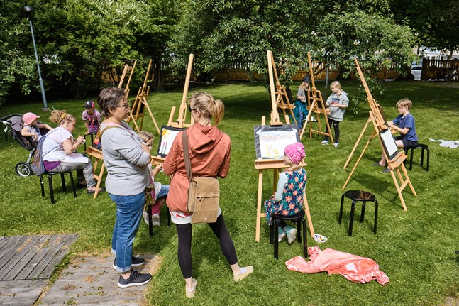Det var populärt att måla på Tikanoja konsthems innergård. Det målades allt från själporträtt till djur.