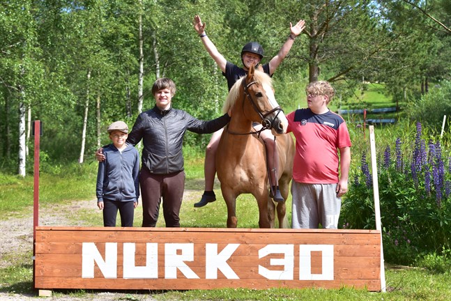Några av ridlägerdeltagarna bakom deras egenhändigt tillverkade terränghinder. Från vänster till höger: Dani Khondaker, Mikko Aine, Arvi Martikainen på hästen Tarmo och Rasmus Lieskoski.