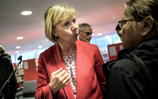 Justitieminister Anna-Maja Henriksson (SFP) presenterade regeringsprogrammet för Vasabor i juli. Nu ska hon göra det samma på Åland.
