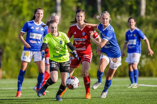 Årets derbyn mellan Vasa IFK och FC Sport får vänta några månader till. Bollförbundet har ännu inte kommit med något besked om när damernas division 1 kör i gång.