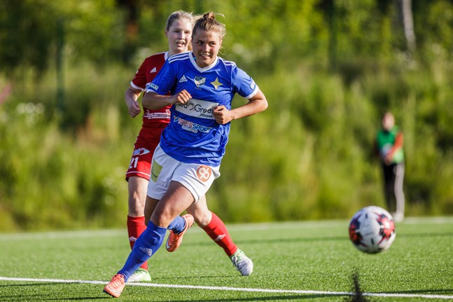 Fanny Forss var i sitt esse med tre mål i derbyt.