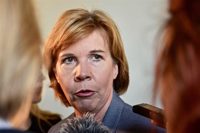 Svenska folkpartiets ordförande Anna-Maja Henriksson påpekar att svenskspråkiga personer med intellektuell funktionsnedsättning är en minoritet i minoriteten. – Det är väldigt viktigt att vi kan hitta en fortsatt hållbar lösning. Det handlar om individens rätt till omsorg och service på sitt modersmål, svenska.