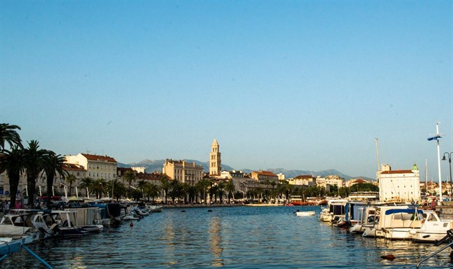 Split är i dag en modern pulserande och livlig stad med en patina och en atmosfär som blandar gammal och nytt på ett spännande sätt. Läget vid Adriatiska havet är en perfekt utgångspunkt för att ge sig ut i den vackra skärgården.