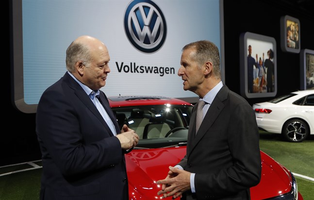 Fords vd Jim Hackett och Herbert Diess vd för Volkswagen. Arkivbild