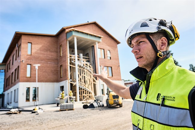 Ett av momenter som återstår, berättar Erik Rönnqvist är att trapphuset ska glasas in.