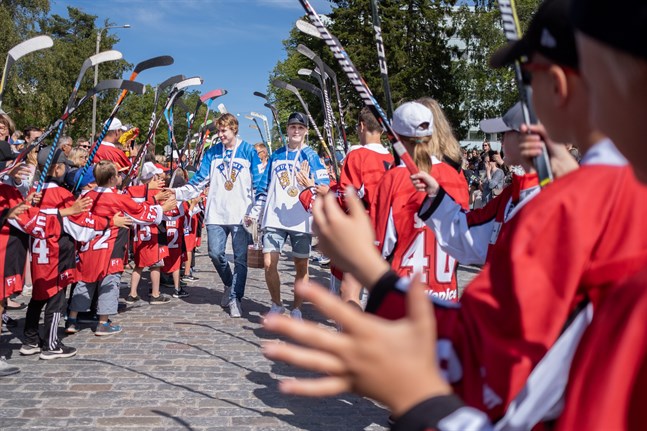 Det blev festliga scener i Vasa efter fjolårets VM då Miika Koivisto, Joel Kiviranta och Mikko Manner visade upp VM-bucklan.