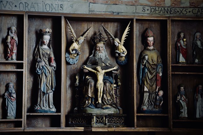 Vårt uppdrag är att förmedla budskapet om Jesus, frid och kärlek, inte konspirationsteorier, skriver Pontus J Back. – På bilden det medeltida altarskåpet i kyrkan i Storkyro.