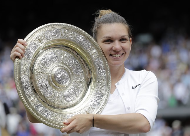 Simona Halep fick lyfta Wimbledon-pokalen för första gången.