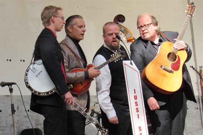 Musikerna i Jussi Syren and the Groundbreakers spelar på akustiska instrument och bjuder på a cappella-sång. I somras gästade de Country Road 13 i Kronoby.