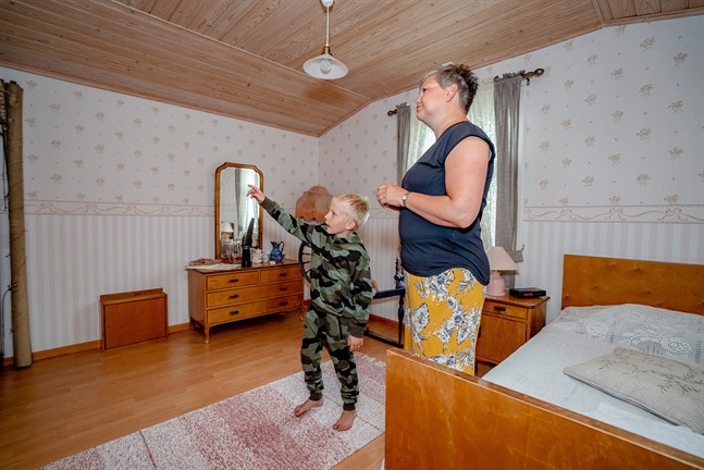 I rummet som är möblerat med antika släktmöbler sover både utländska och finländska gäster. Elmer, 7, och Nina Thodén är glada åt att vindsrummen äntligen används.