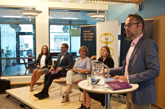 Markus Österlund lämnar nu Folktinget. Här leder han en debatt med Åsa von Schoultz, Kimmo Grönlund, Anna-Maja Henriksson och Sylvia Bjon under Finlandsarenan i Björneborg i somras.