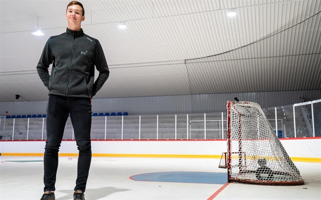 Joel Blomqvist i hallen där han hittade intresset för ishockey, Komarov arenan i Nykarleby
