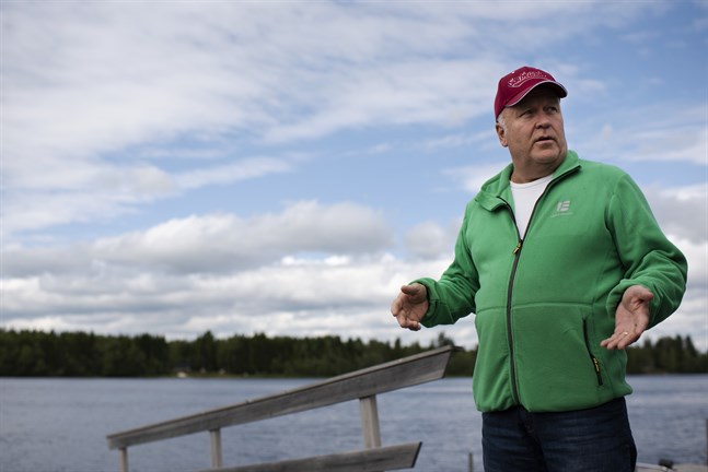 Sten Eriksson har sin stuga på ön Storsandskär, och var den som kom först till det störtade flygplanet. Han var beredd på att ge första hjälpen, men insåg fort att det inte fanns något att göra för de nio personer som fanns ombord.