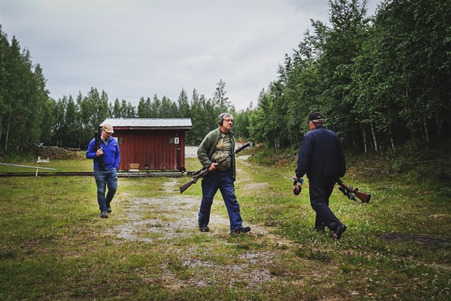 Jan-Ole Sandberg, i mitten, har nyss avslutat sin första skjutrunda. Under kvällen anmäler sig jägarna till protokollföraren som vart efter ropar upp följande jägare som får ta plats i skjutbåset i bakgrunden.