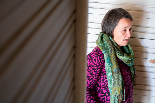 Sofie Strandén-Backa skulle inte själv tycka om att byta om i badhytten nu när hon vet att stora delar av omklädningsrummet syns genom sprickan.