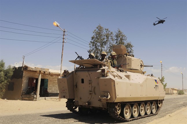 Egyptiska armésoldater patrullerar i ett pansarfordon i norra Sinai. Bilden är taget vid ett annat tillfälle.