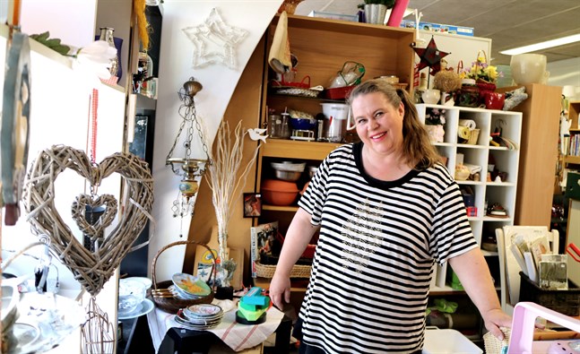 Loppmarknaden Waude är öppen sex dagar i veckan. Maria Peltoniemi sköter det mesta själv.