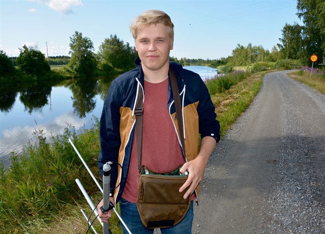 Linus Lähteenmäki har i sommar kört, gått och åkt båt kring Lappfjärds å med antennen i högsta hugg, för att försöka hitta de märkta fiskarna. Nu har staden beviljat ett bidrag till hans pro gradu-avhandling om skarven och öringen.