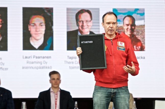 Peter Vesterbacka fick under en programpunkt på Finlandsarenan komma med sin viktigaste hashtag, och i hans fall blev nyckelordet "Tillsamans" (Together).