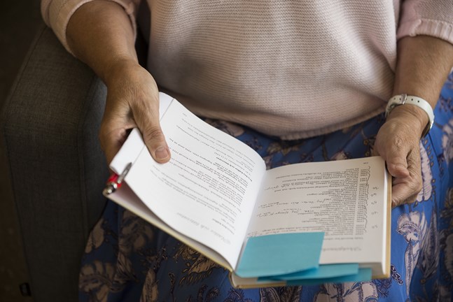 Ulla Sjölind, FM, har skrivit boken Saga Viola Magdalena Renvall – En författares Liv.
