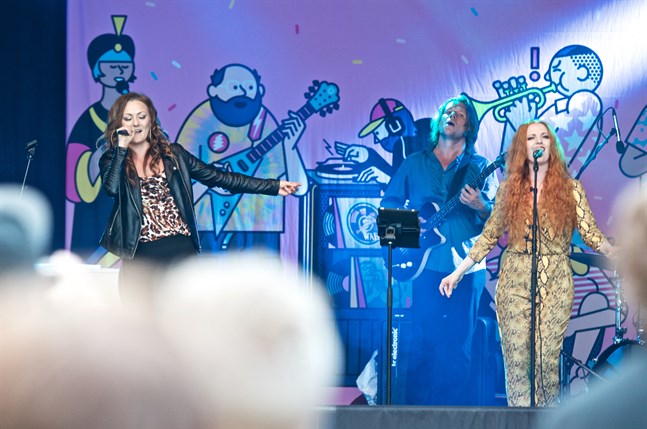 Elna Romberg, Jennie Storbacka och Jan Simons ger järnet på scenen vid Pori Jazz.