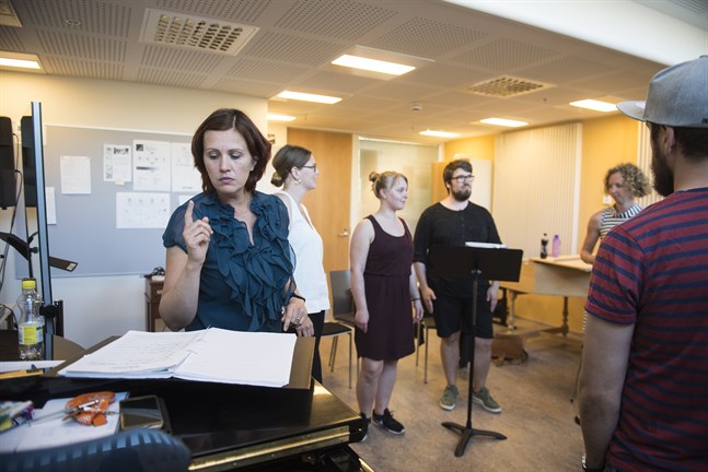 Heidi Storbacka är den som leder, och har gett sitt namn till, vokalgruppen Mrs Bighill Singers.