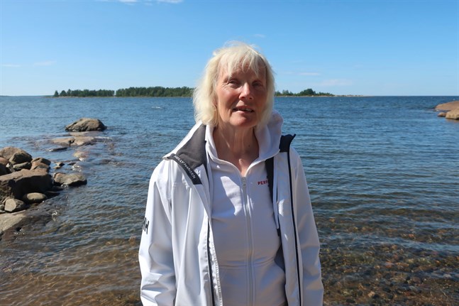Maj-Len Enlund vädjar till de 273 andra delägarna i Larsmo bys samfällighet att de ska neka Ekofish tillstånd att förvara odlingskassarna i samfällighetens vatten.