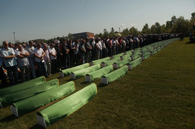 Hundratals människor deltog i en begravningsceremoni för 86 bosnienmuslimer som dödades under Bosnienkriget.