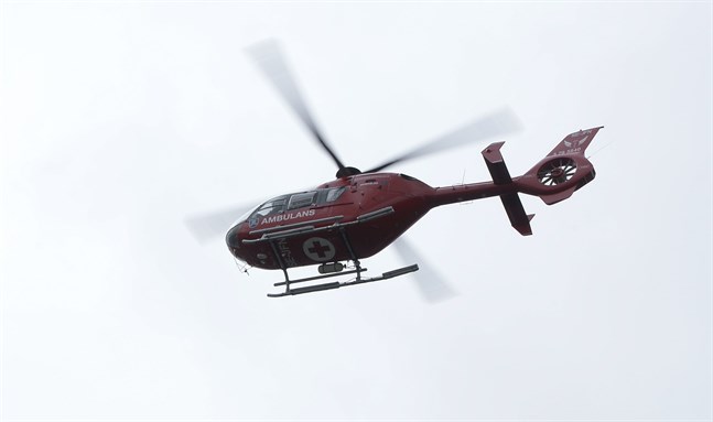 En flicka fördes iväg med ambulanshelikopter efter vattenskoterolyckan. Arkivbild.
